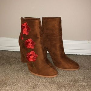 BROWN SUEDE BOOTS WITH FLOWER DETAIL